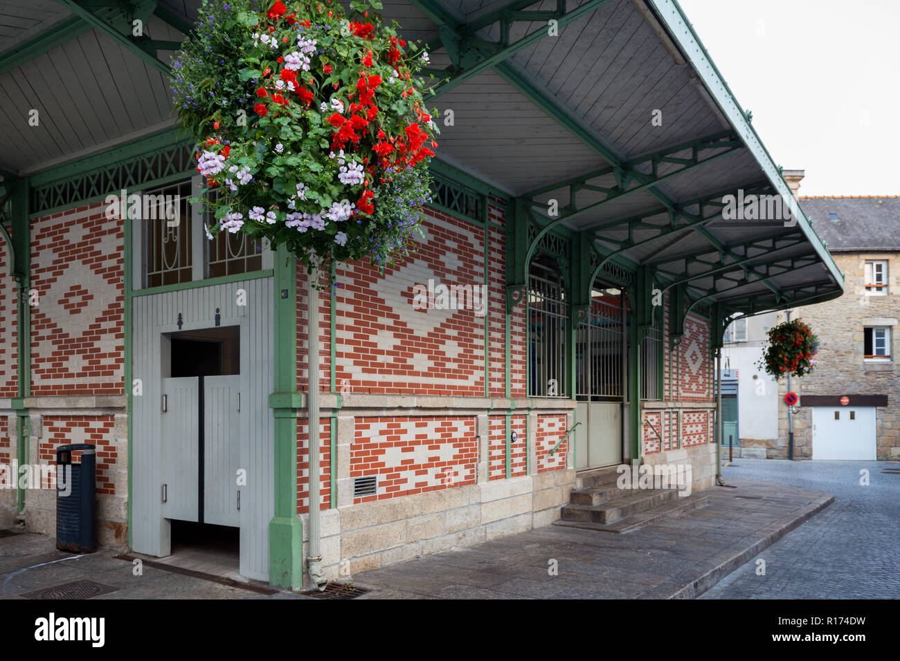 Couverts marché traditionnel avec des murs en mosaïque dans la ville de Quimperlé, Bretagne, France Banque D'Images