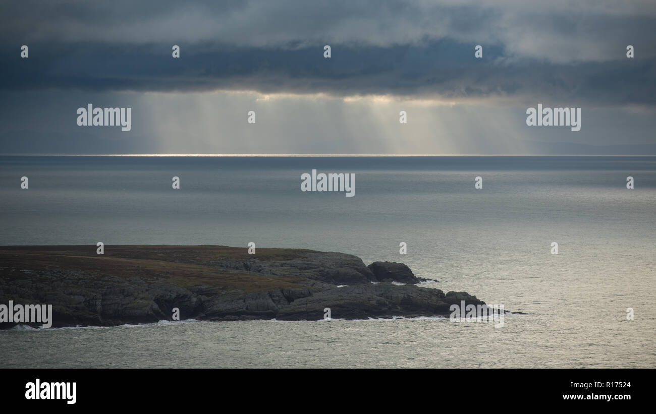 Au crépuscule les rayons du soleil sur la mer Banque D'Images