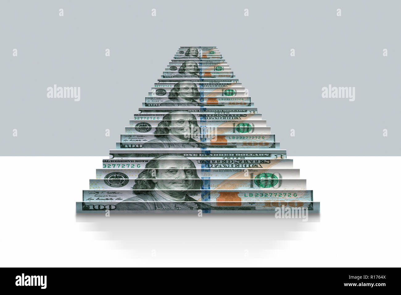 US dollar note pliée en étapes, fond gris Banque D'Images
