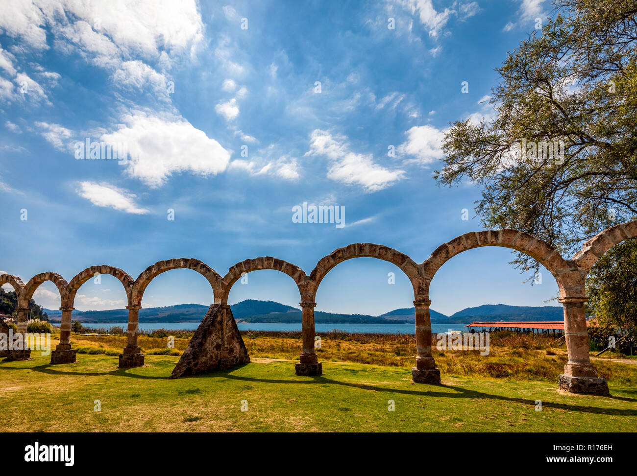 Le lac Zirahuen ligne arches à Michoacan, au Mexique. Banque D'Images