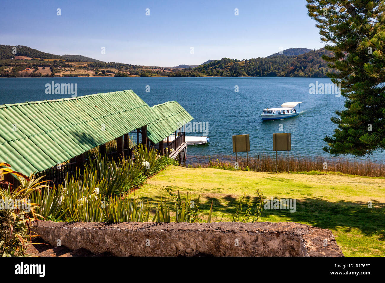 Bateau arrive à quai de la Troje de Ala restaurant sur le lac Zirahuen, Michoacan, Mexique. Banque D'Images