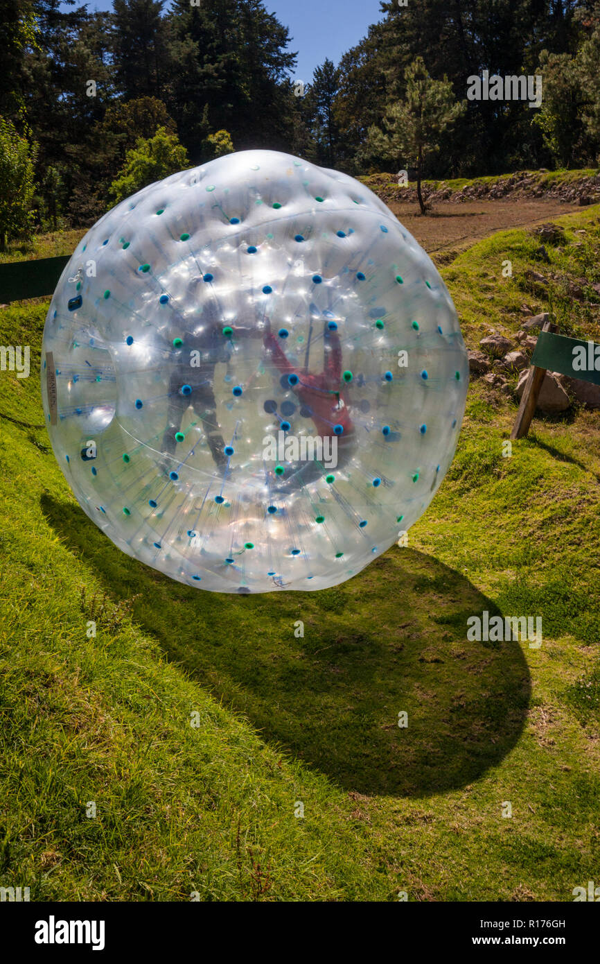 La boule Zorb activité à Zirahuen Forest and Resort de Michoacan, au Mexique. Banque D'Images