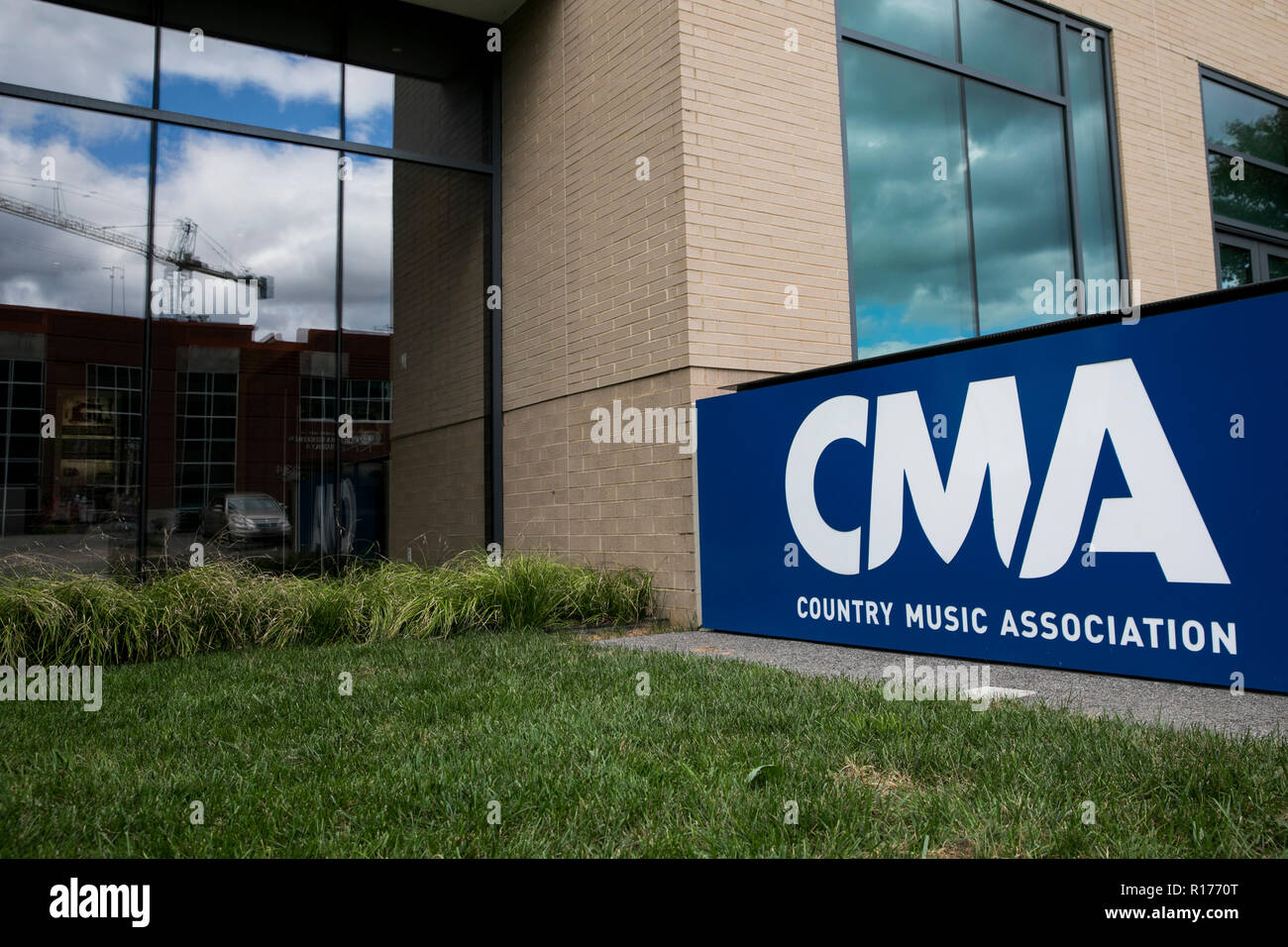 Un logo affiche à l'extérieur du siège de la Country Music Association (CMA) de Nashville, Tennessee, le 9 octobre 2018. Banque D'Images