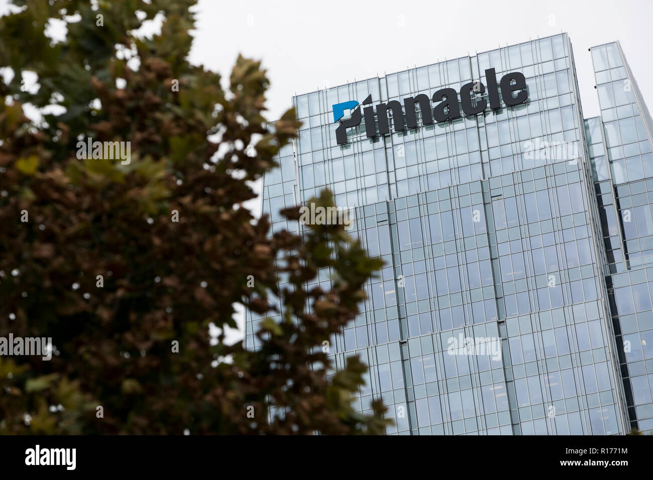 Un logo affiche à l'extérieur du siège de Pinnacle Partenaires Financiers à Nashville, Tennessee, le 9 octobre 2018. Banque D'Images