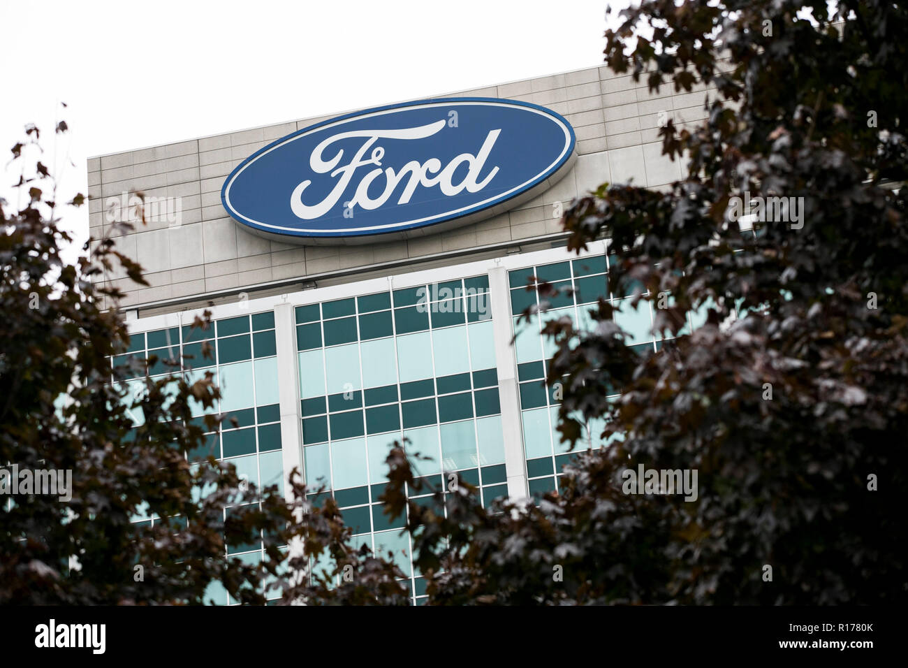 Un logo affiche à l'extérieur du siège de la Ford Motor Company dans la région de Dearborn, Michigan, le 26 octobre 2018. Banque D'Images