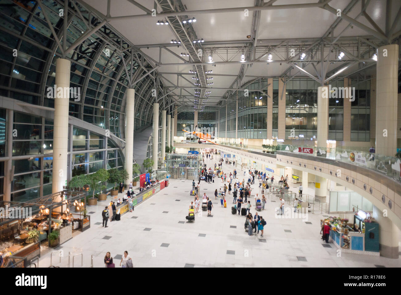 Moscou, Russie, Domodedovo - Juillet 8, 2018 : Hall de l'aéroport international Domodedovo à Moscou avec des passagers à l'intérieur. La nuit. Avion Orange Banque D'Images