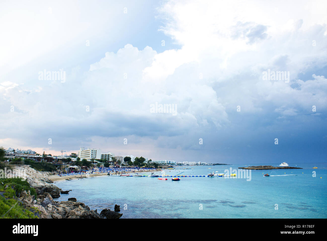 Protaras Chypre Fig Tree Bay Beach. Ciel nuageux Ciel tempête. Mer Méditerranée. Banque D'Images