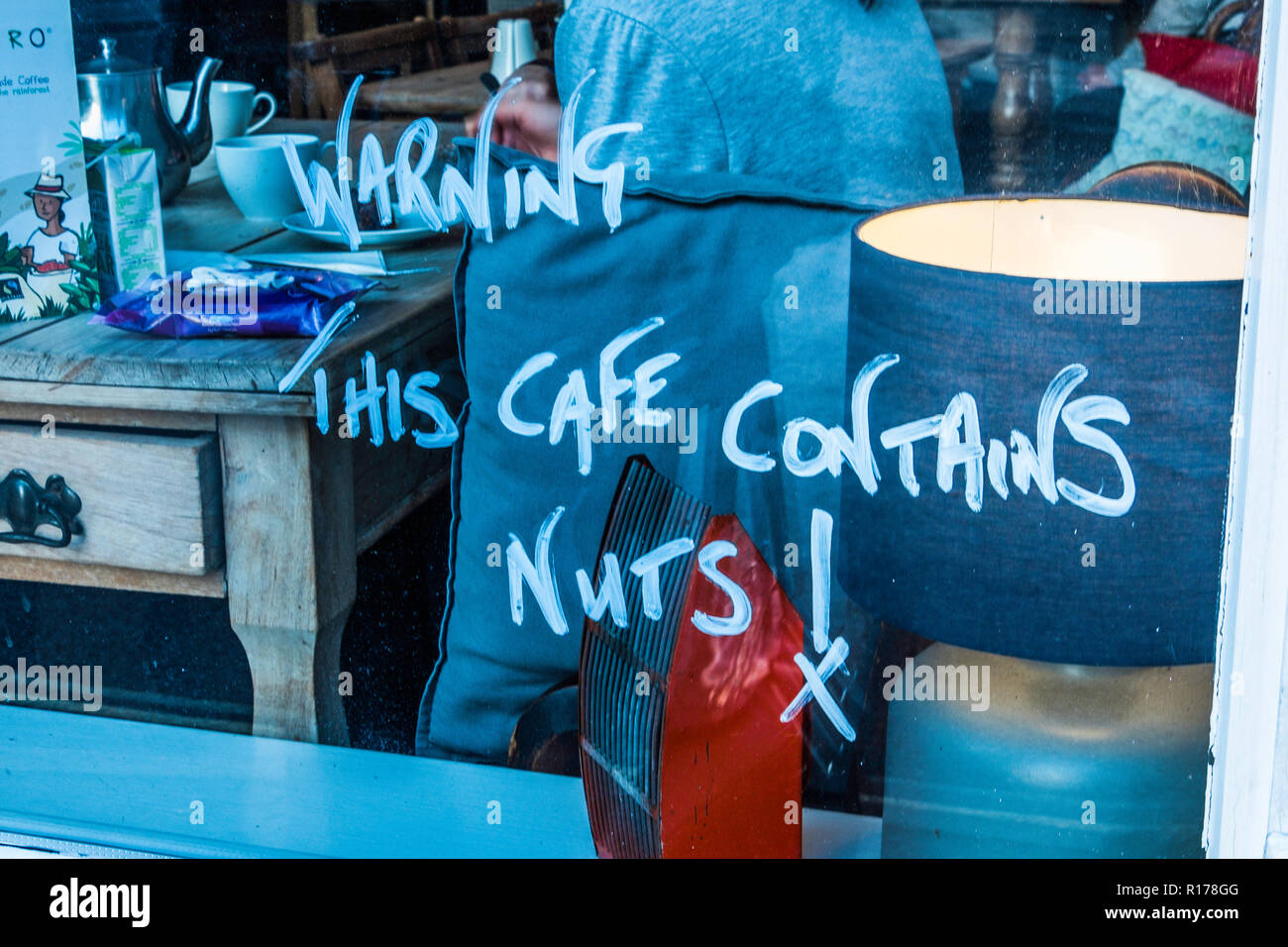 Ce café contient des noix ! Inscrivez-vous dans un café de village. Banque D'Images