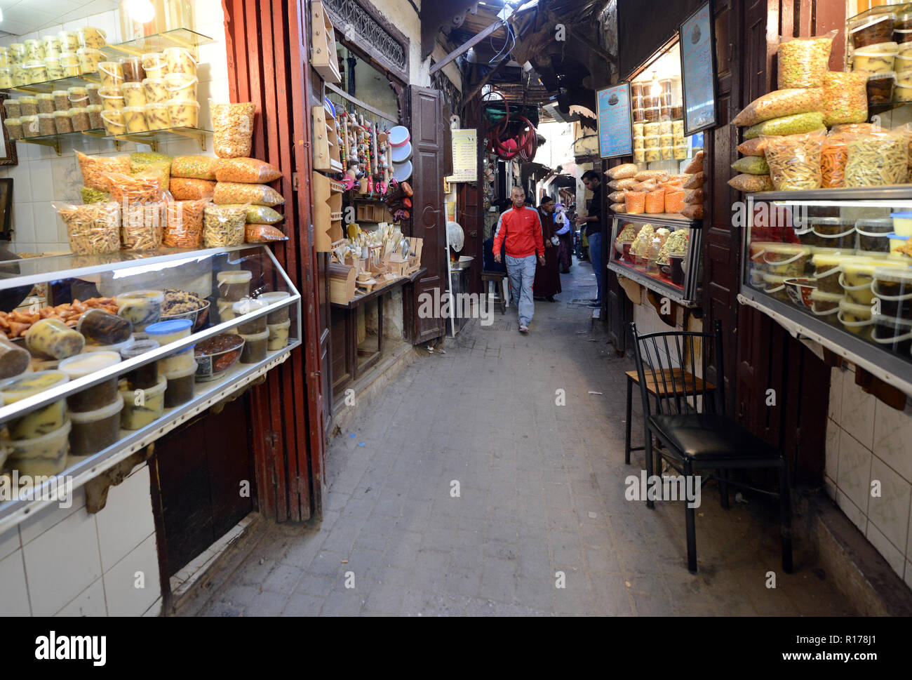 Les rues étroites et les marchés animés de la vieille ville de Fès. Banque D'Images