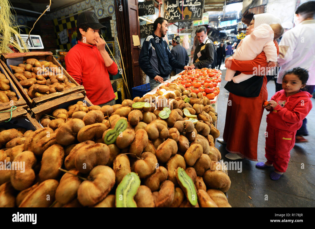 Les rues étroites et les marchés animés de la vieille ville de Fès. Banque D'Images