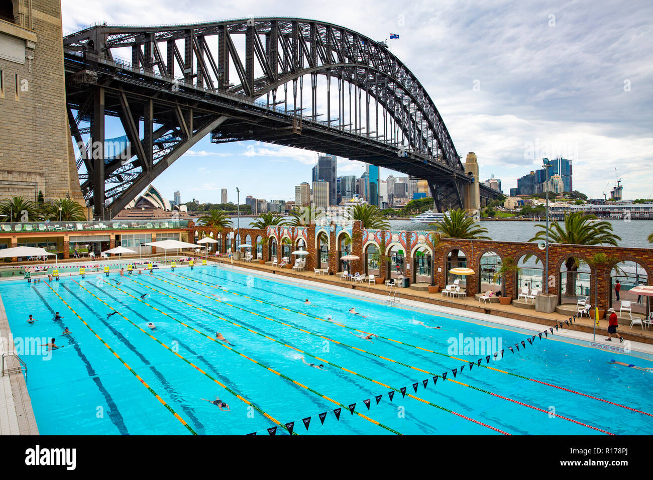 La piscine olympique de North Sydney à Milsons Point et le Pont du Port de Sydney, Australie Banque D'Images