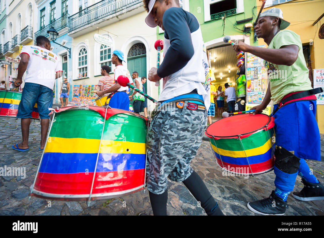 SALVADOR, BRÉSIL - circa 2018, février : une troupe de jeunes percussionnistes brésiliens traversent le quartier historique de Pelourinho Banque D'Images