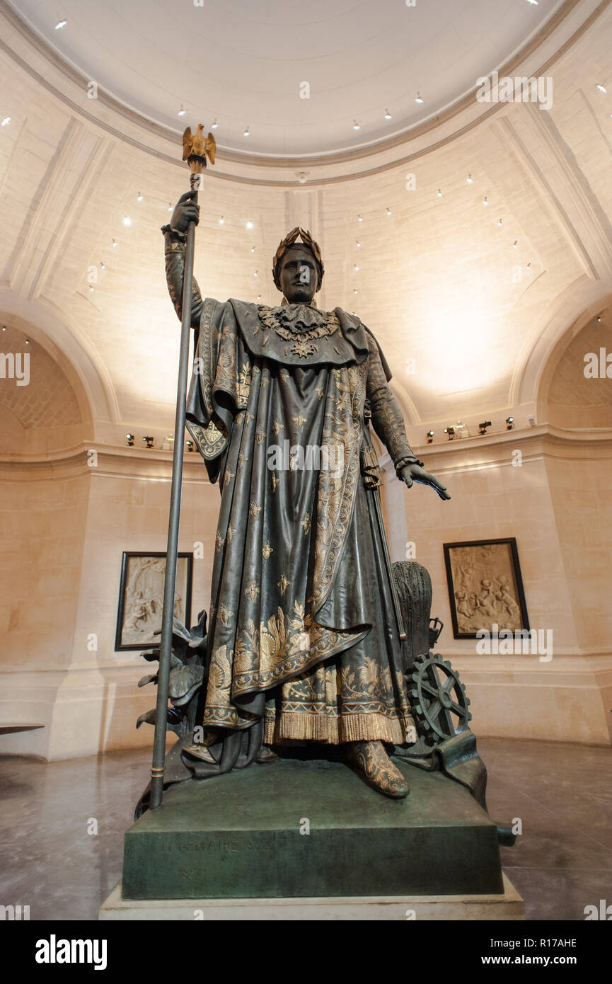 NAPOLEON 1 ER EMPEREUR EN TENUE DE SACRE - PALAIS DES BEAUX ARTS DE LILLE -STATUE NAPOLÉON - ART FRANÇAIS -HENRI LEMAIRE - STATUE BRONZE © F.BEAUMONT Banque D'Images