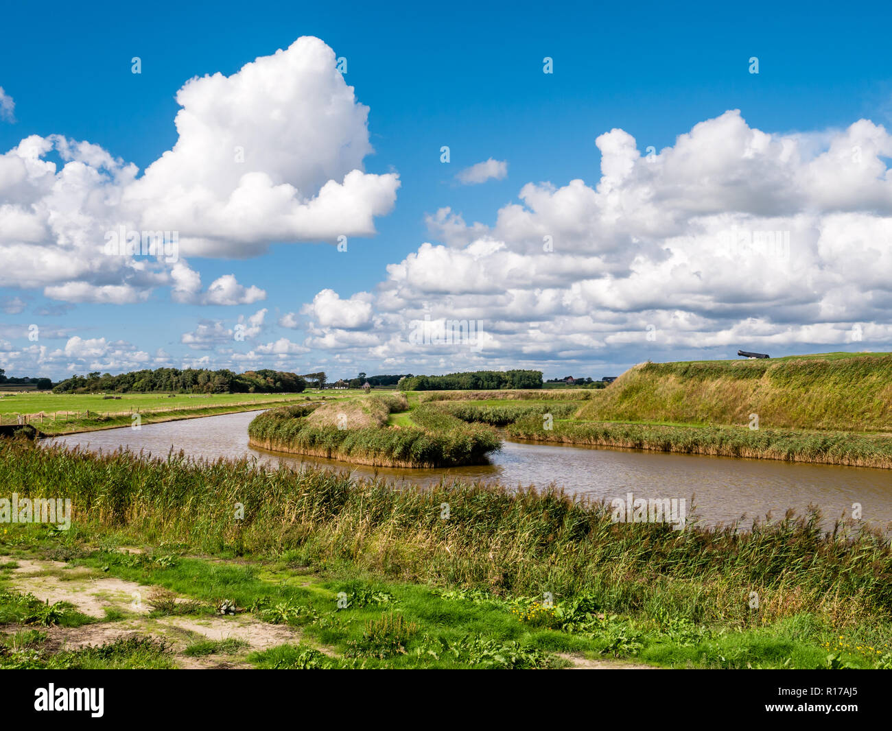 Fort de Schans et paysage de polders sur l'île de Frise occidentale, Hollande-sept., Pays-Bas Banque D'Images