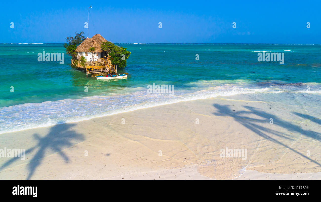 Vue aérienne. Restaurant sur la roche. Zanzibar, Tanzanie. Banque D'Images Vue aérienne. Restaurant sur la roche. Zanzibar, Tanzanie. Banque D'Images