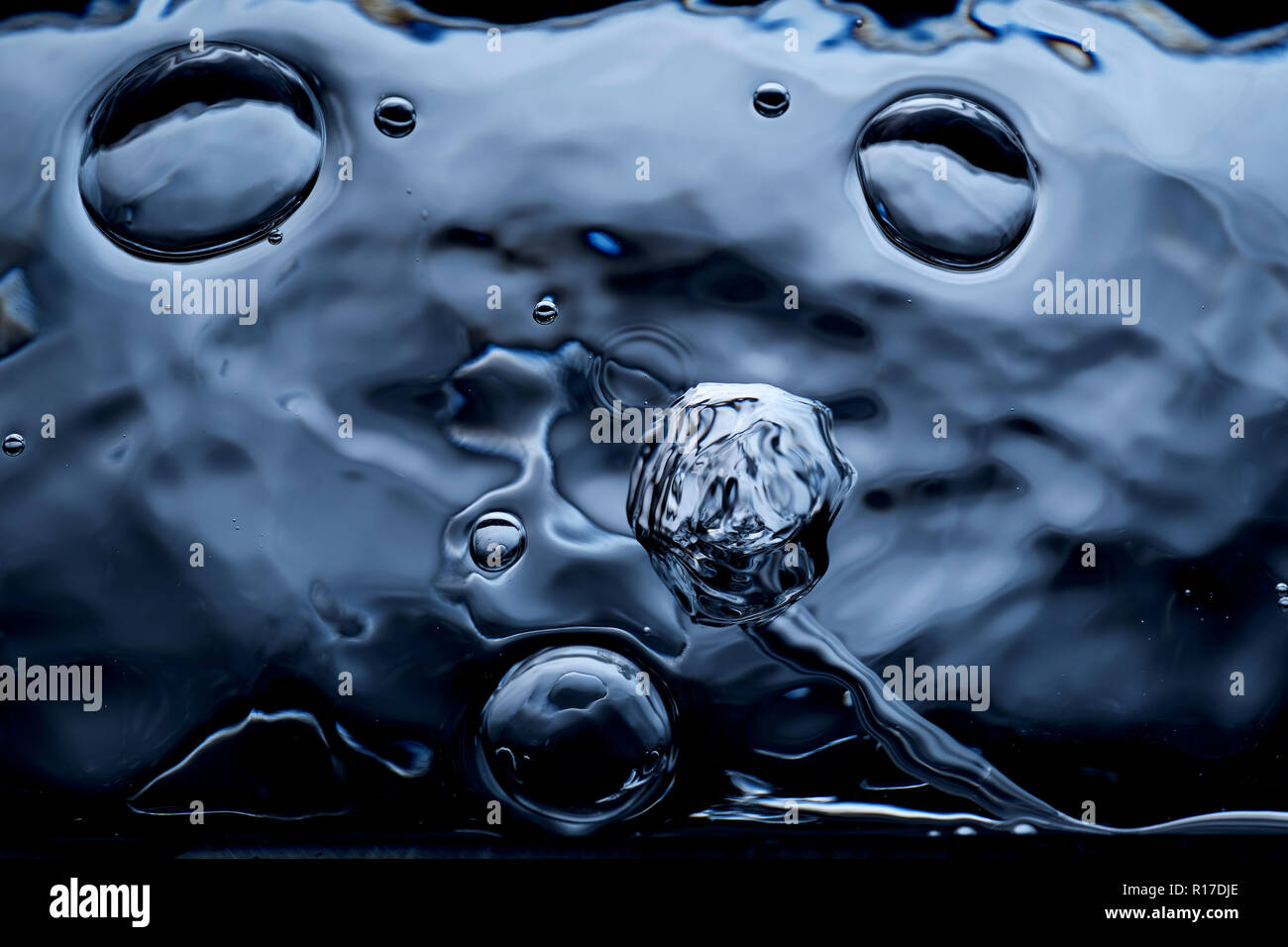 Les bulles sur la surface de l'eau sombre, Close up detail Banque D'Images