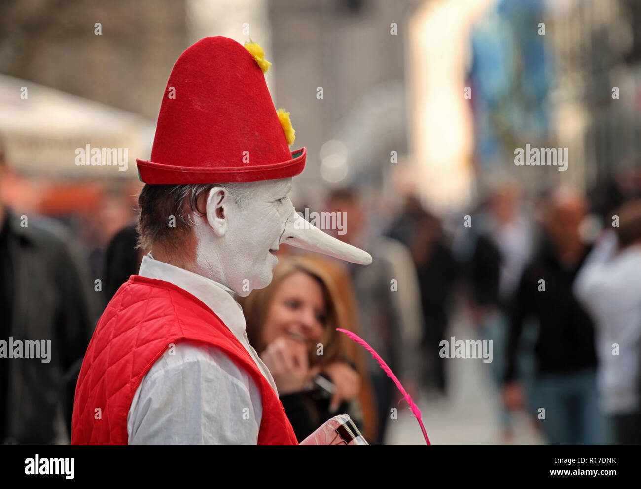 Artiste de rue avec masque de Pinocchio Banque D'Images