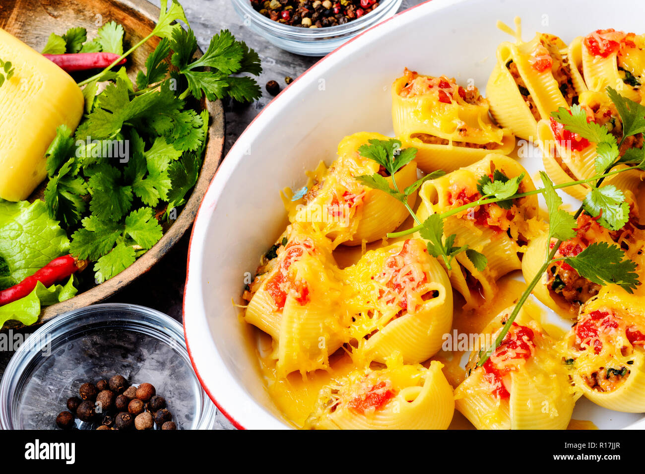 Aliments italiens concept.Italian style coquilles de pâtes farcies avec de la viande.farci de ricotta de coquillages. Banque D'Images