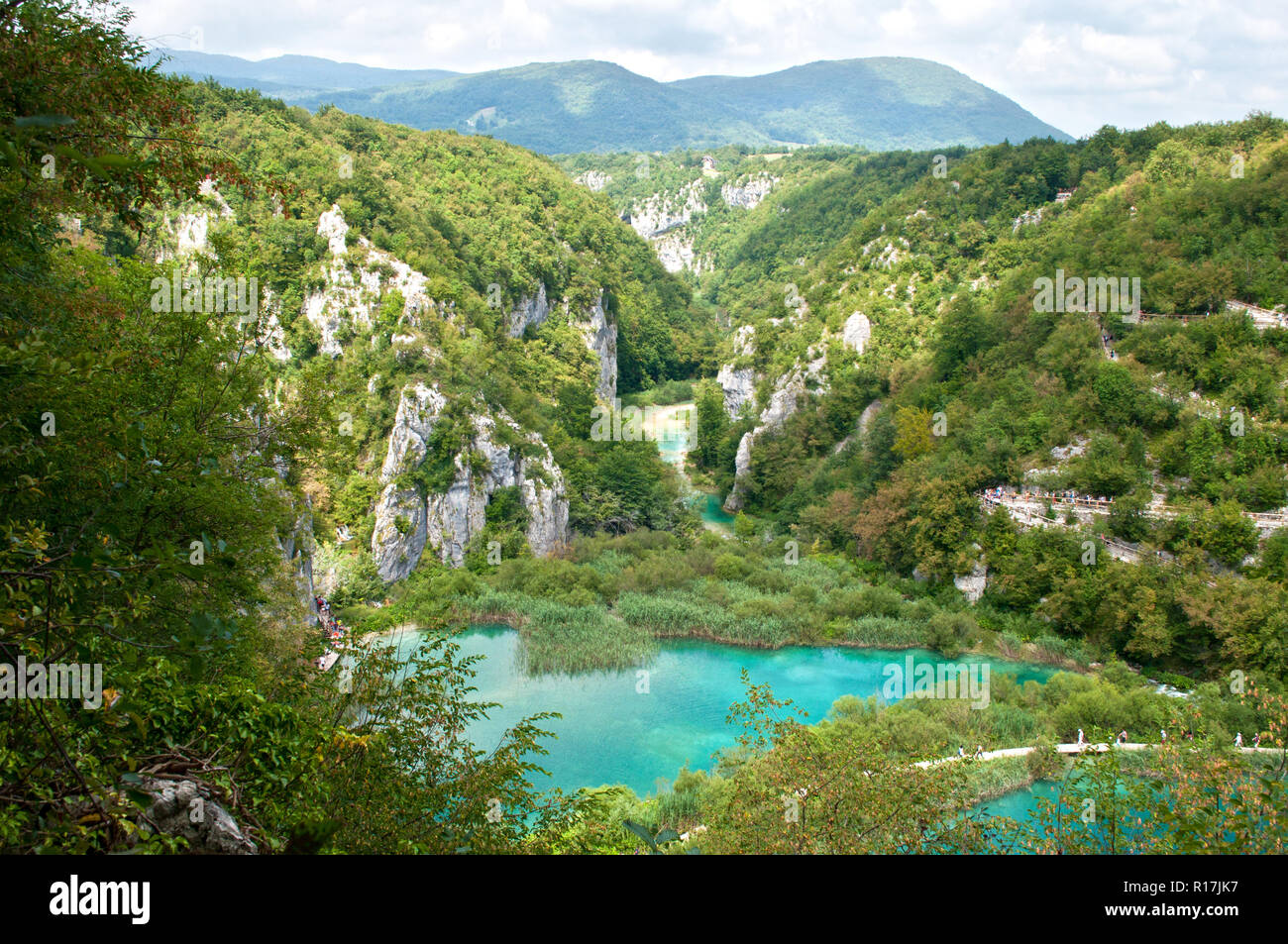Lower Lakes canyon. Chemin de randonnée serpentant entre deux lacs aux eaux turquoises. Vue de dessus. Le parc national des lacs de Plitvice, Croatie Banque D'Images