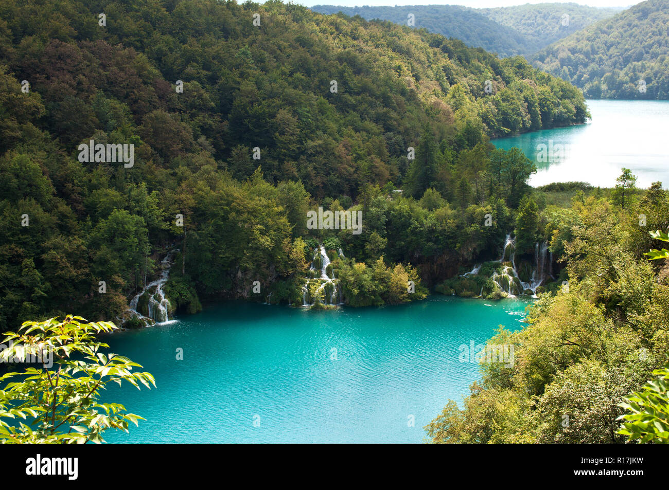 Cascades de Milanovac cascade entre les arbres et l'herbe verte en été. Vue de dessus. Le parc national des lacs de Plitvice, Croatie Banque D'Images