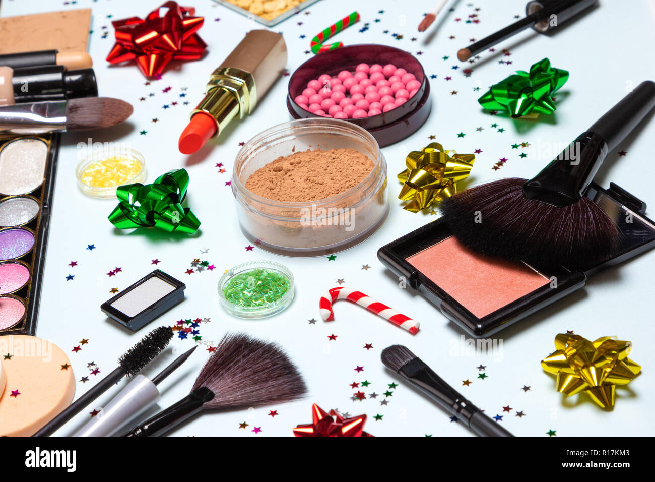Party de Noël maquillage étincelant. Nouvel An étincelant brillant make-up. Vue latérale, selective focus Banque D'Images
