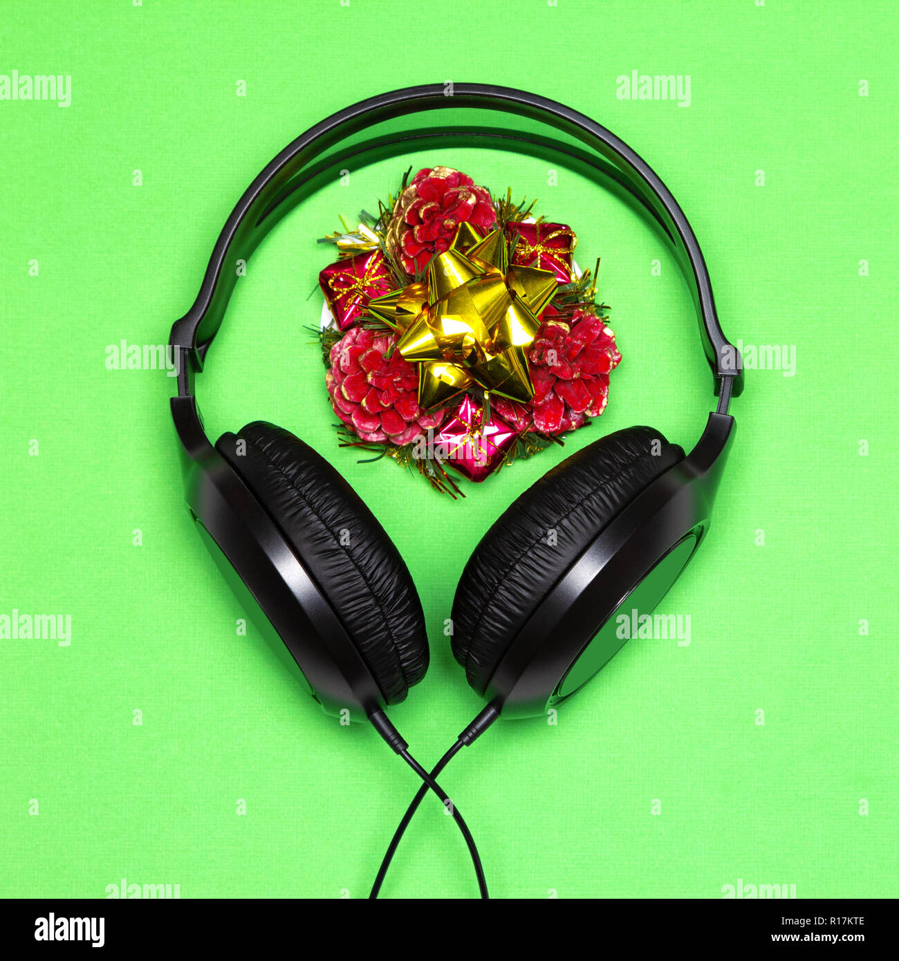 Écouteurs et décorations du Nouvel An. Fête de Noël liste de lecture musicale. Chansons de Noël concept minimal Banque D'Images