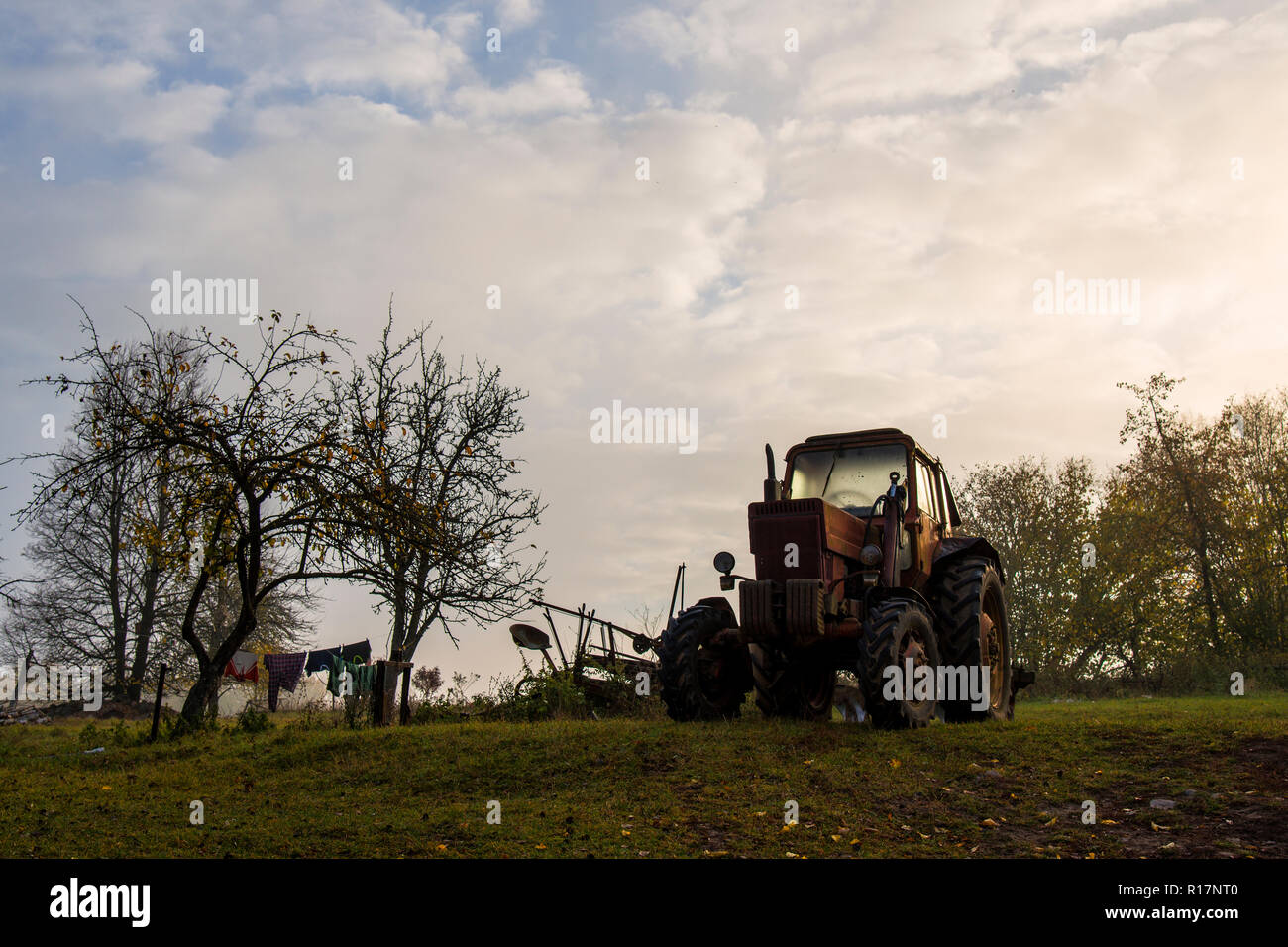 Blanchisserie, agriculteur, outils agricoles, tracteur, hay rake, l'automne, les feuilles qui tombent Banque D'Images