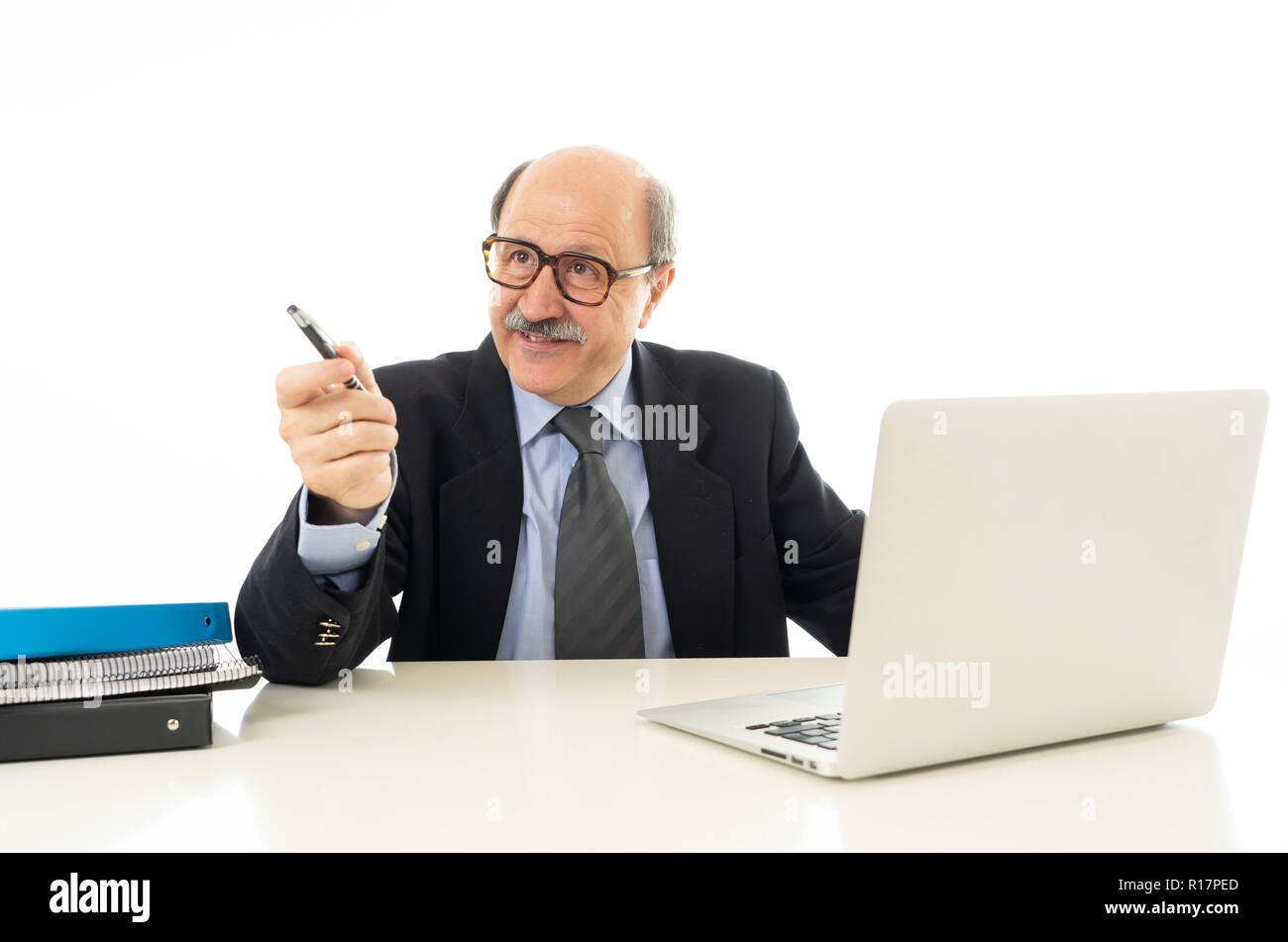Mature senior business man using a laptop computer discuter affaires étrangères et souriant tout en travaillant dans le bureau bureau isolé sur fond blanc en Creativ Banque D'Images