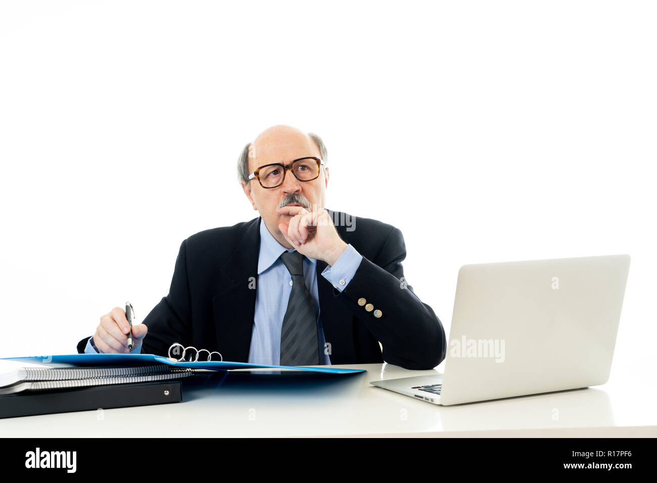 Mature senior business man using a laptop computer discuter affaires étrangères et souriant tout en travaillant dans le bureau bureau isolé sur fond blanc en Creativ Banque D'Images