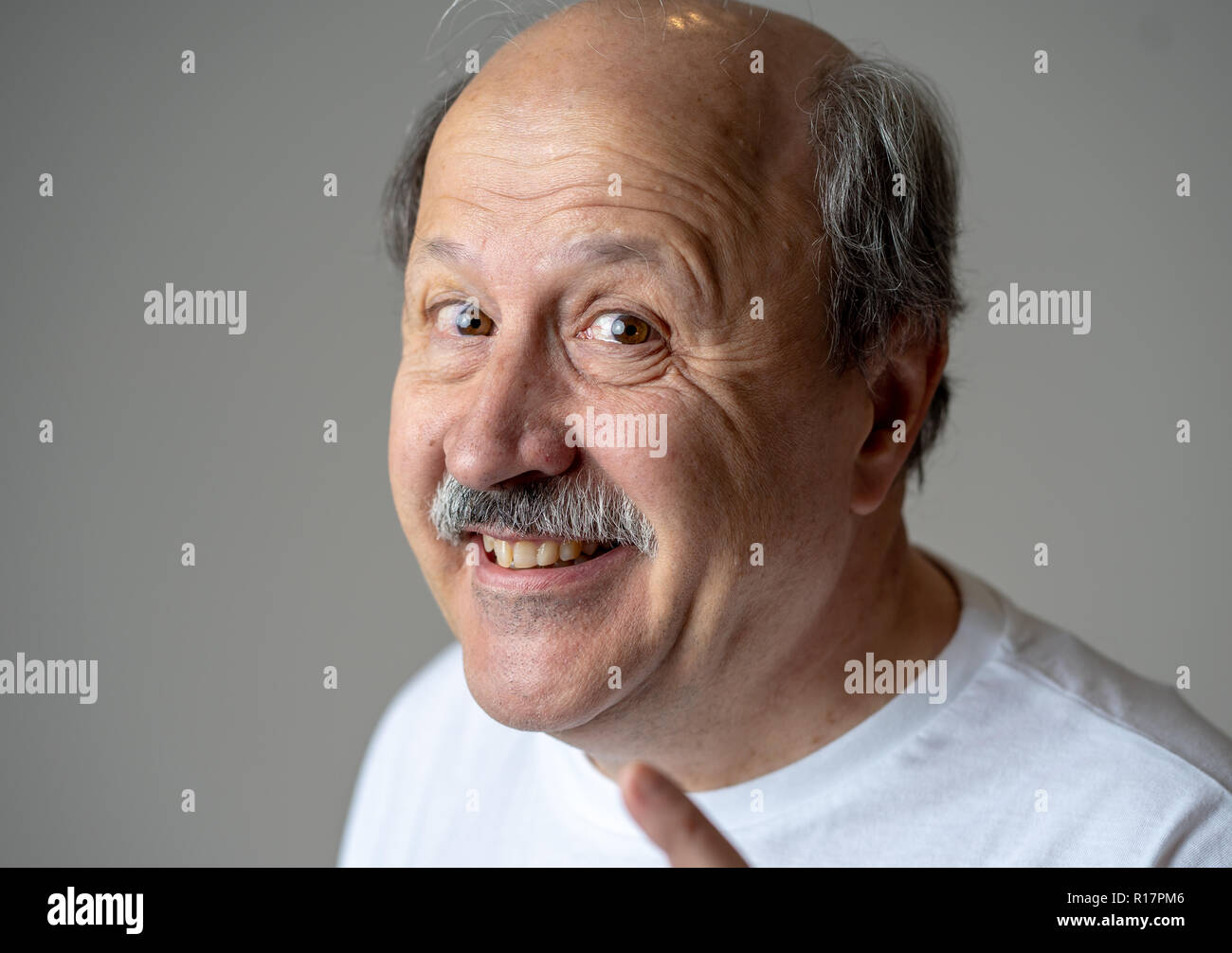 Téléchargement gratuit Images Portrait Of Happy Et Cheerful Senior Man Smiling Et Excite dernière par