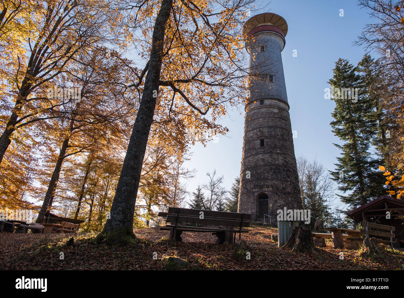 C'est le tour 9220 Hohe, dans la Forêt-Noire du sud de l'Allemagne, construite en 1894. et sous protection monumentale. Les perspectives sont terrifi Banque D'Images