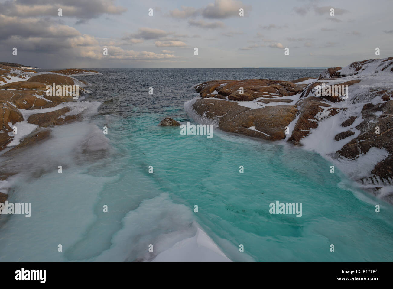 Marée haute en hiver sur la rive du fleuve Saint-Laurent, Québec, Canada. L'eau verdâtre clair paysage incroyable donner Banque D'Images