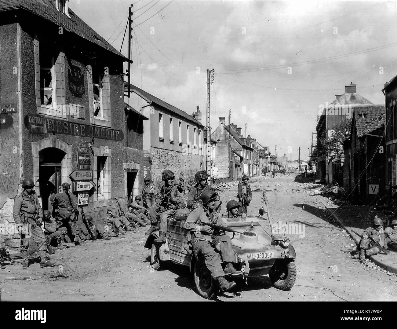 Normandie, France, juin 1944. Les combats des soldats alliés à la campagne et dans les villages de Normandie. La Seconde Guerre mondiale Banque D'Images