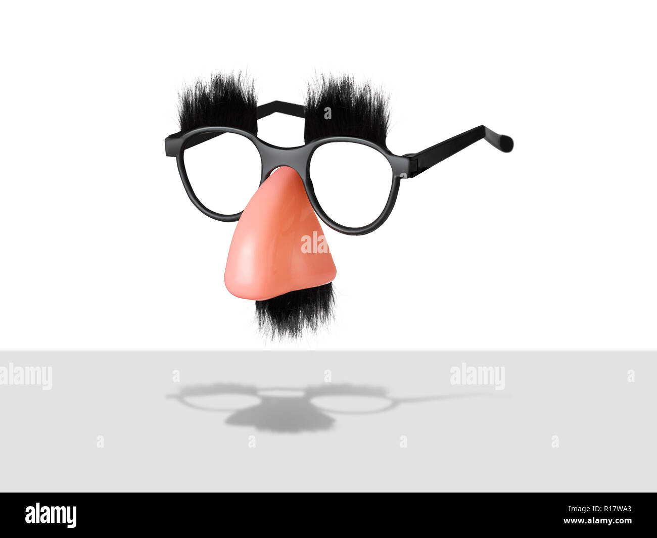Vue latérale du style Groucho lunettes avec faux nez et moustache en plastique, cut out, isolé, fond blanc Banque D'Images