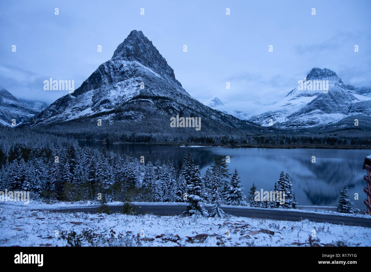 Swiftcurrent Lake, après une tempête de neige, l'aube, Mt Ginnell, Tm Henkel, Glacier National Park, Montana Banque D'Images