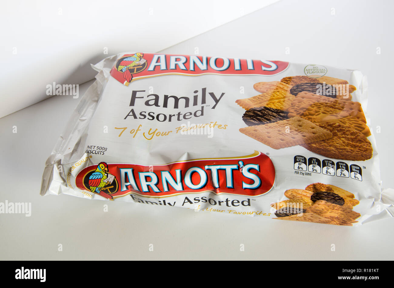 Jindabyne, Australie - 11/10/18 - Biscuits assortis Famille Arnotts sur tableau blanc et fond blanc Banque D'Images