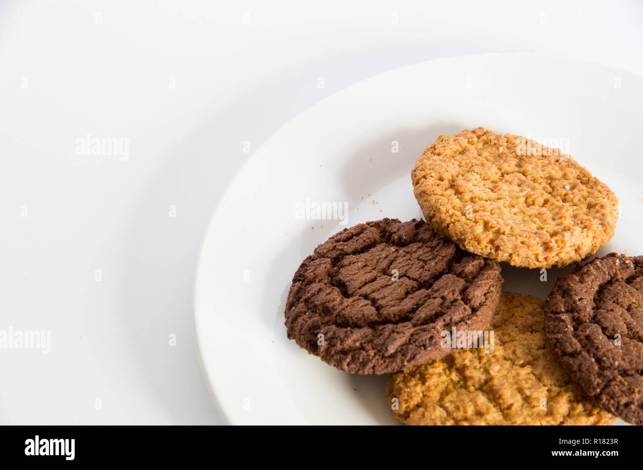 Biscuits au gingembre et au chocolat sur une plaque blanche Banque D'Images