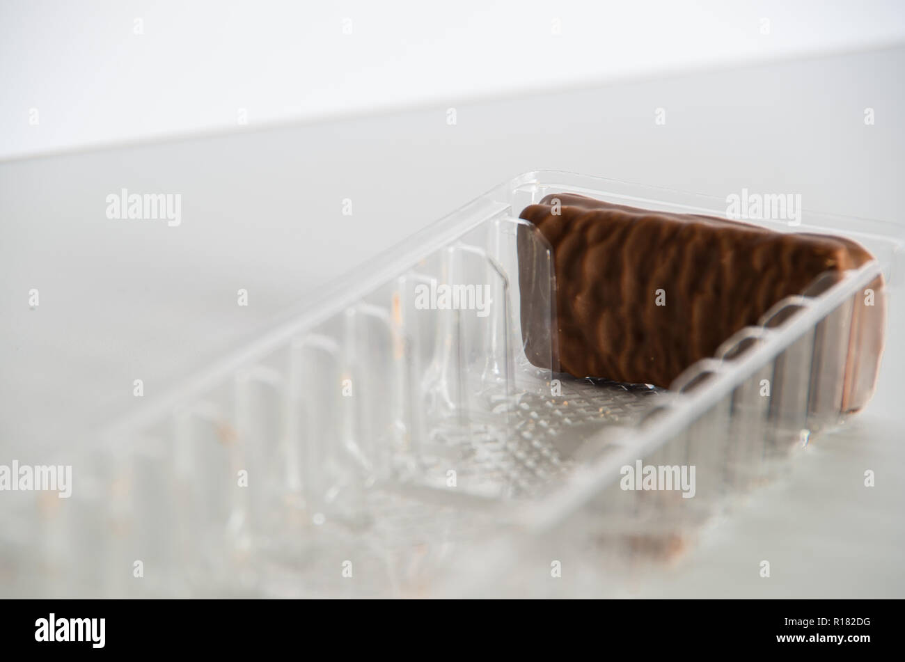 Dernière biscuit chocolat dans un emballage sur un fond blanc Banque D'Images