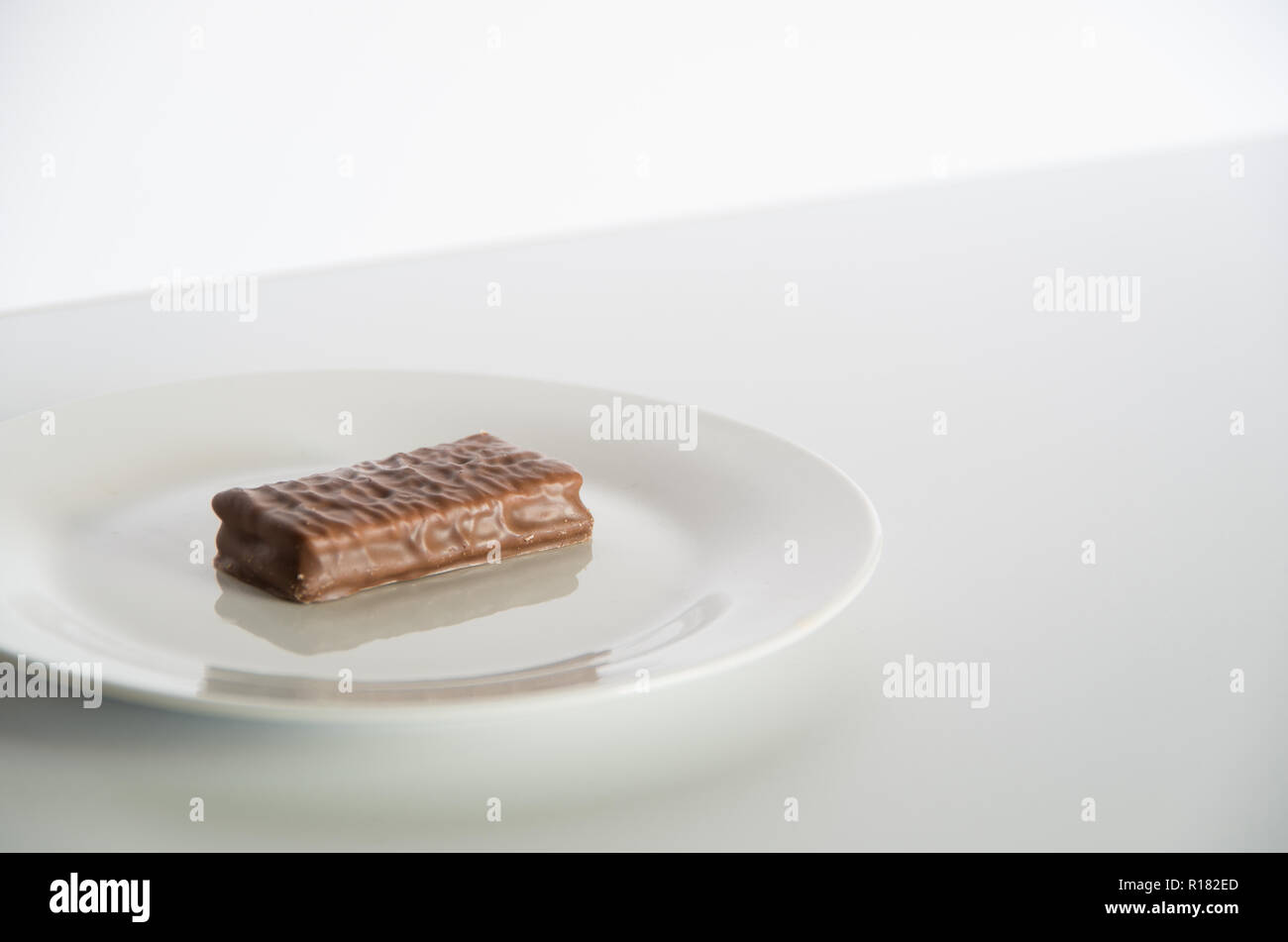 Australian emblématique biscuit chocolat sur une assiette blanche Banque D'Images