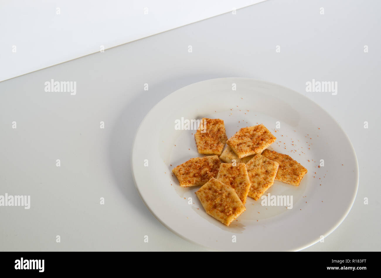 Biscuits aromatisés australiens sur une plaque sur un fond blanc Banque D'Images