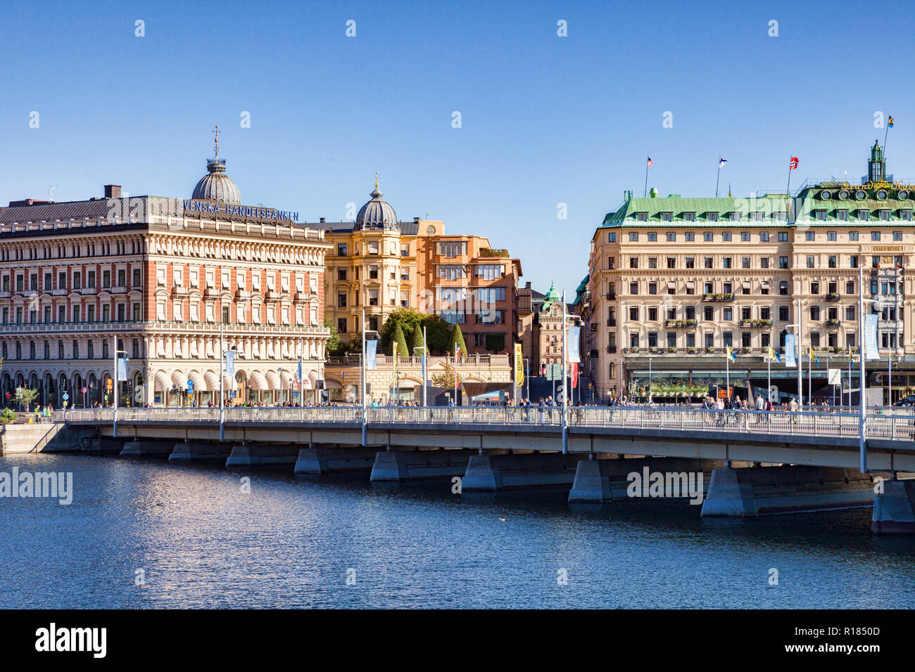 16 Septembre 2018 : Stockholm, Suède - Grands bâtiments au bord de l'eau sur un beau week-end ensoleillé. Banque D'Images
