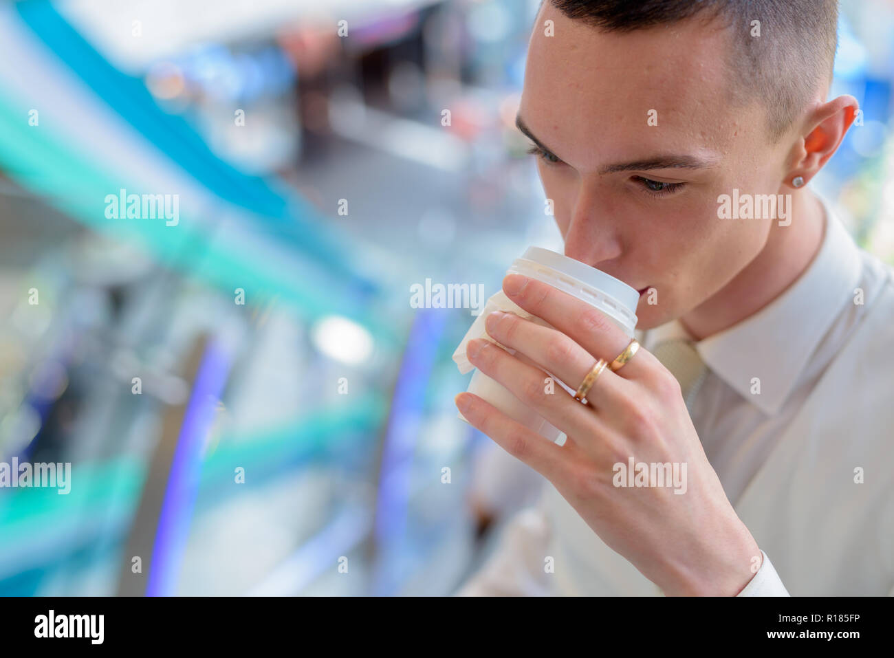 Les jeunes homosexuels androgyne LGTB businessman drinking coffee Banque D'Images