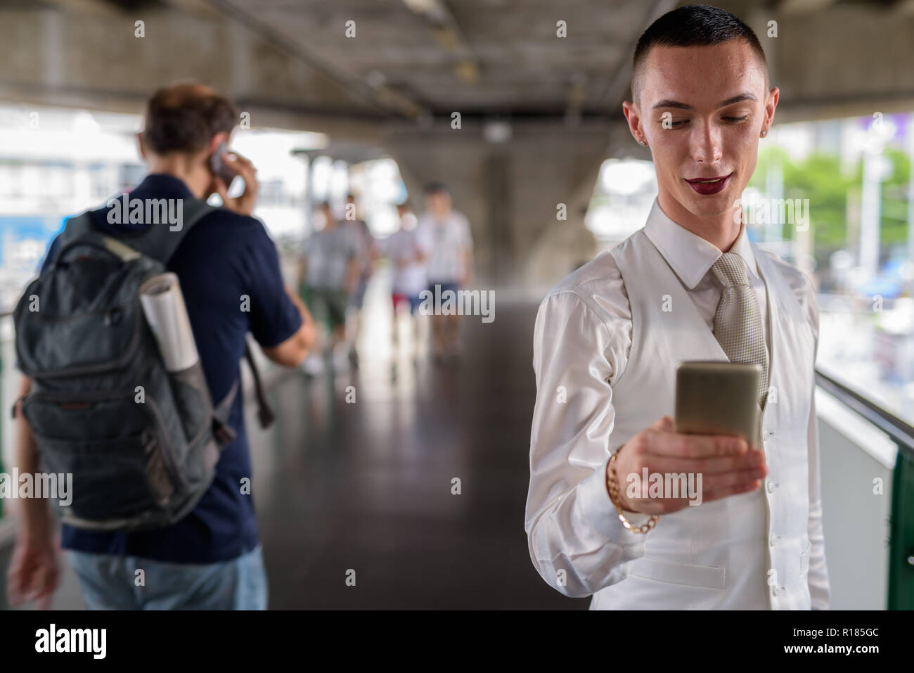Les jeunes homosexuels woman androgyne LGTB Téléphone Banque D'Images