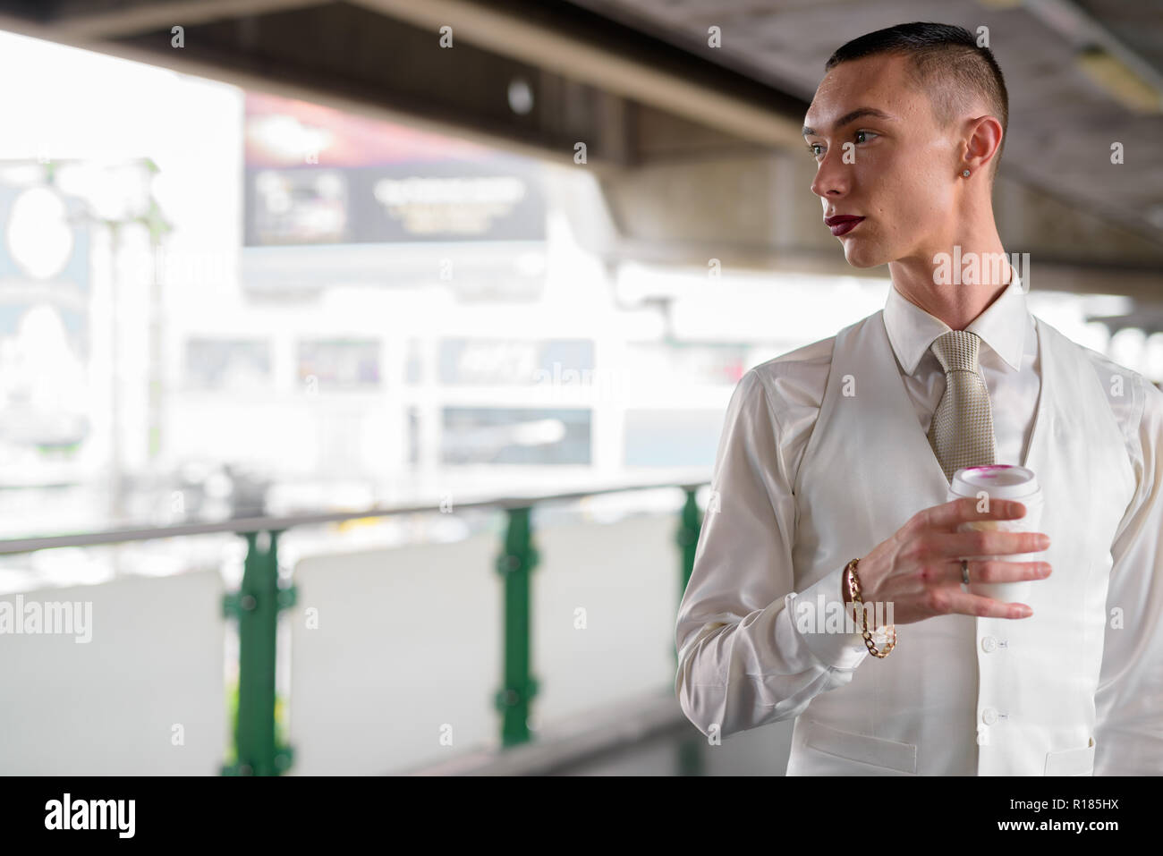 Les jeunes homosexuels androgyne LGTB businessman drinking coffee Banque D'Images