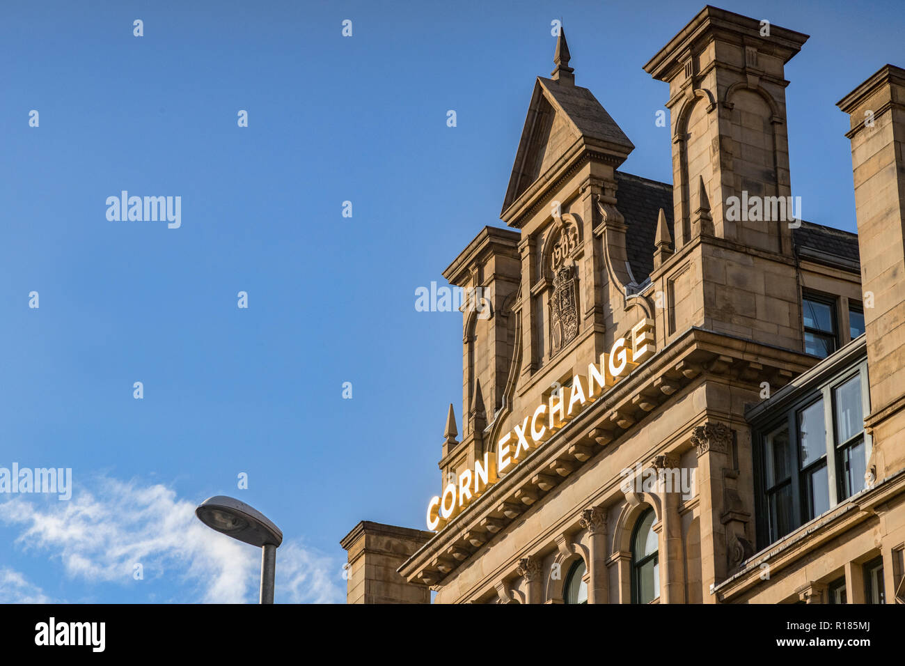 Bâtiment Corn Exchange, dans Exchange Square, Manchester, Royaume-Uni, sur une journée ensoleillée d'automne avec ciel bleu clair. Banque D'Images