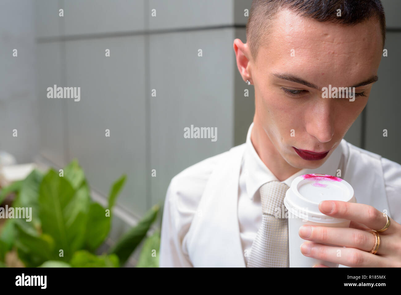 Les jeunes homosexuels androgyne LGTB businessman drinking coffee Banque D'Images