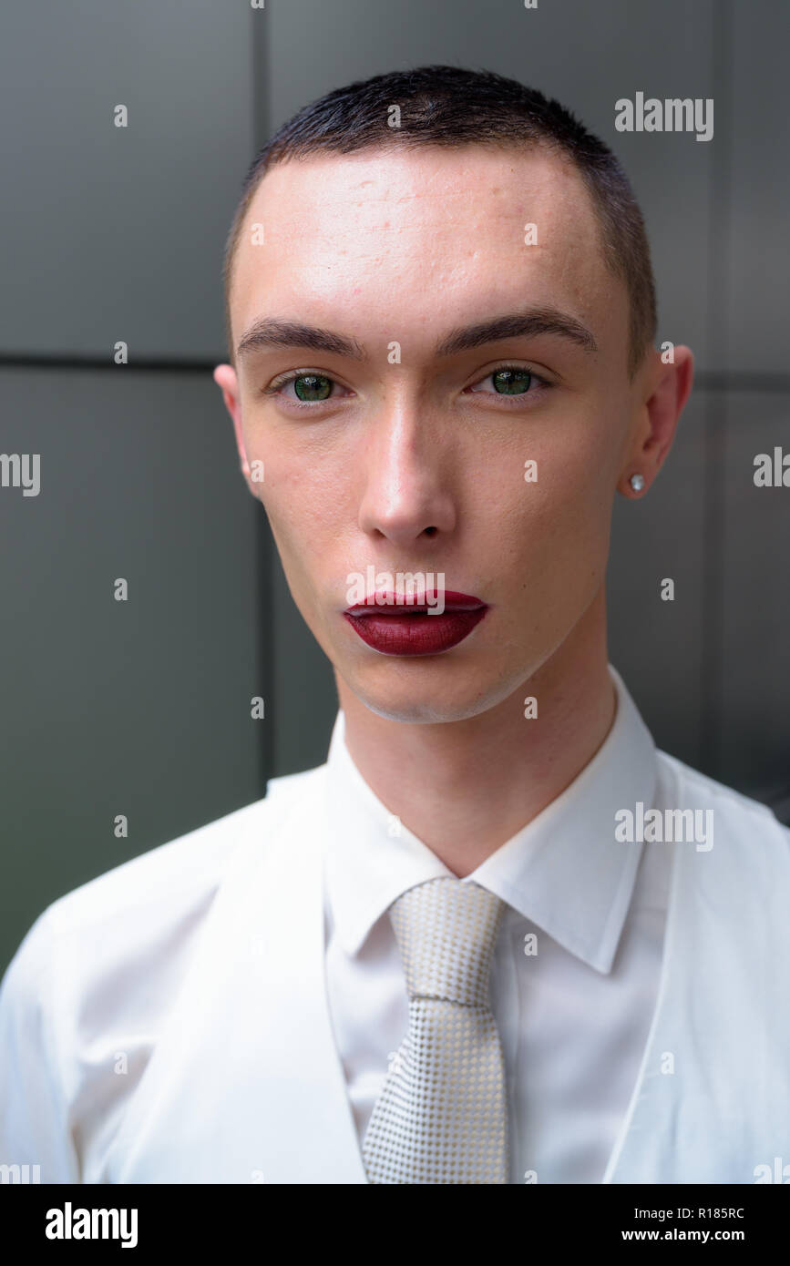Young businessman wearing LGTB homosexuel androgyne lipstick Banque D'Images