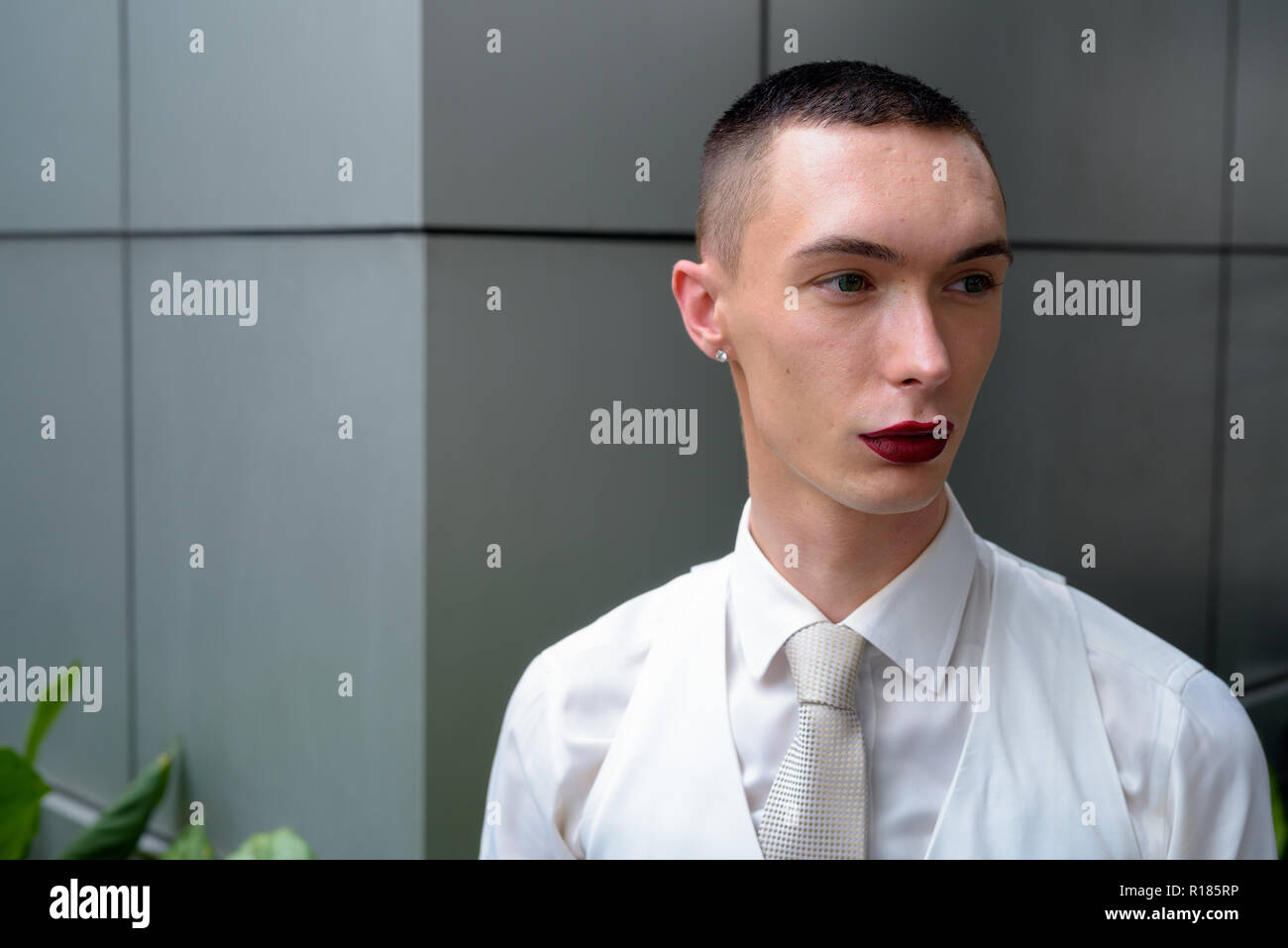 Young businessman wearing LGTB homosexuel androgyne lipstick Banque D'Images