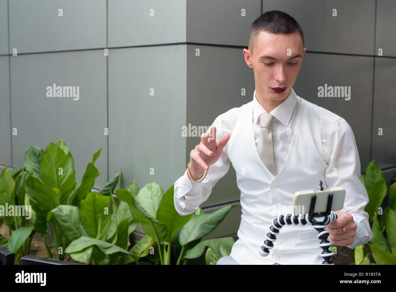 Young businessman wearing LGTB homosexuel androgyne lipstick Banque D'Images