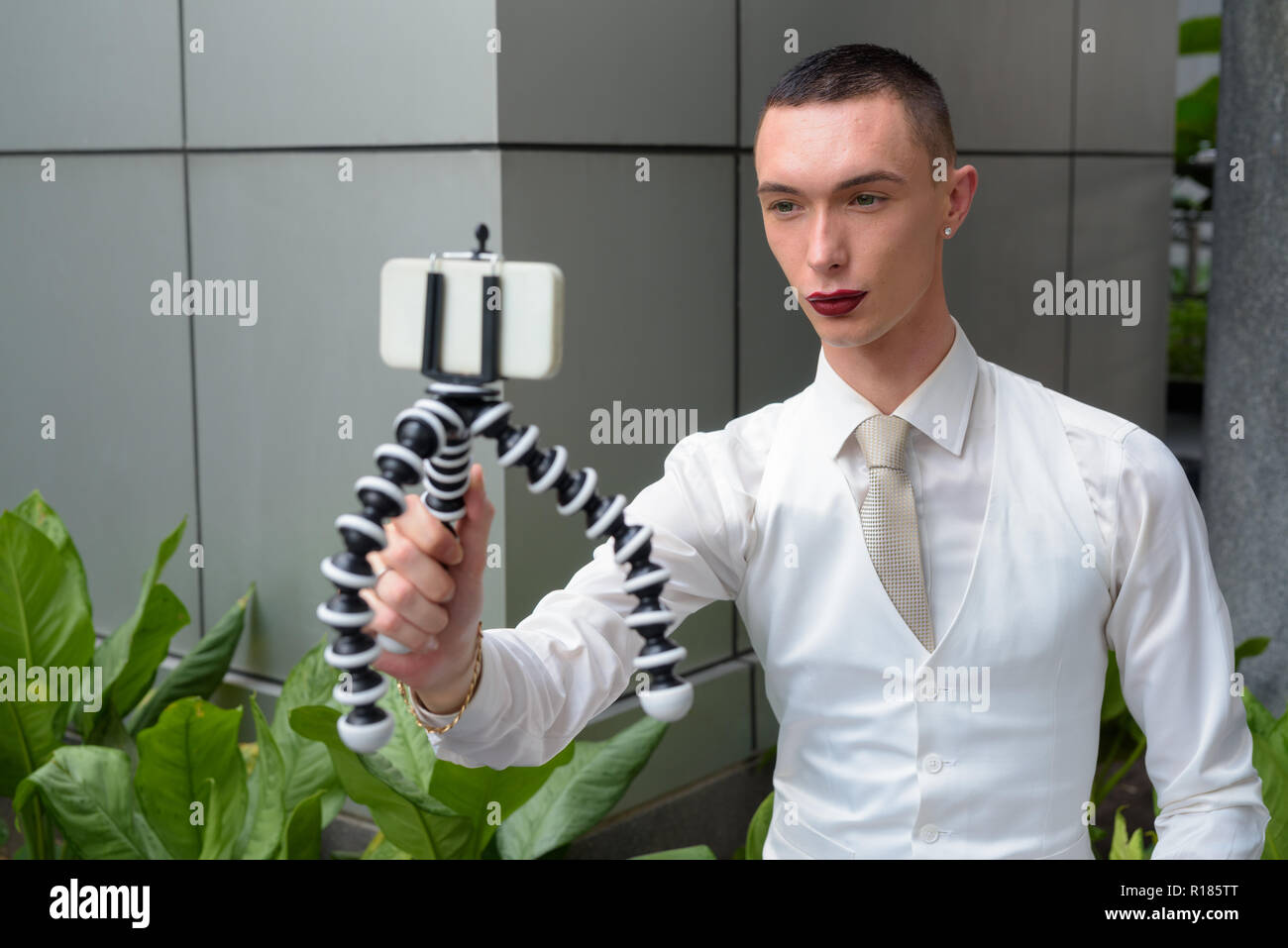 Young businessman wearing LGTB homosexuel androgyne lipstick Banque D'Images